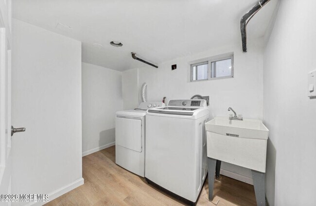 Building Photo - 146 S Bath Ave