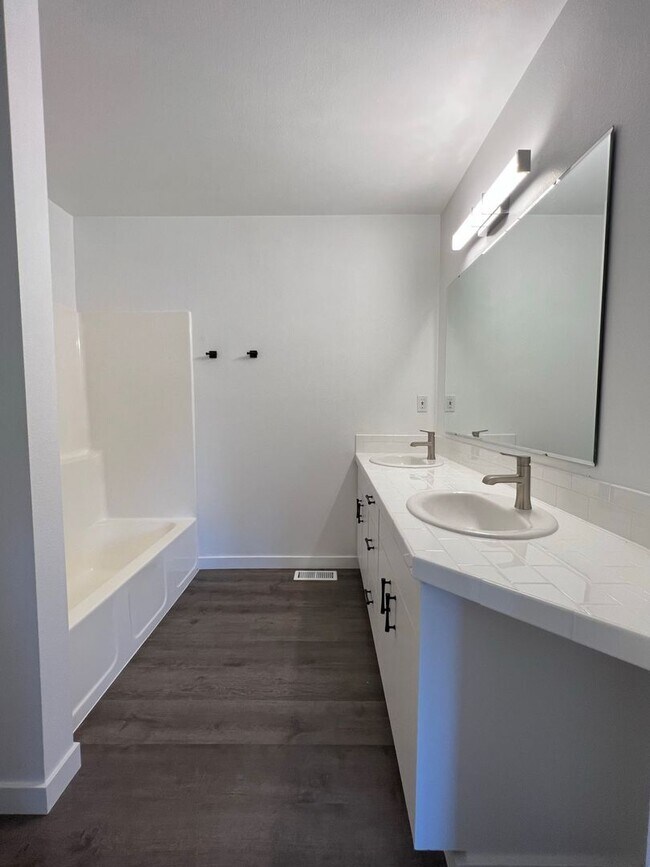 Building Photo - Beautiful 3 bed 2 bath home in the Haven Cove Subd just off Cherry Ln and N Ten Mile Rd