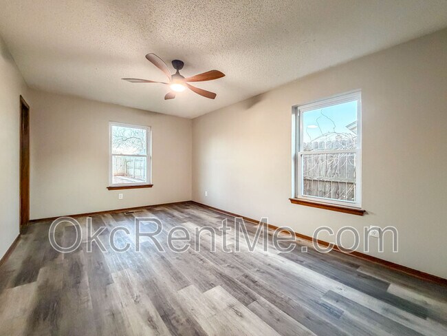 Building Photo - 1104 Spruce Dr