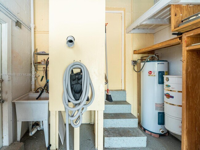 Building Photo - 9441 Byron Ave