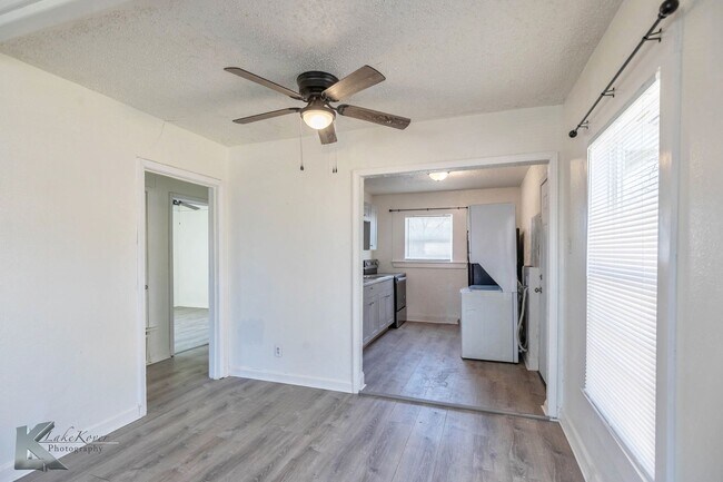 Building Photo - 2 bed 1 bath, New kitchen, new windows!