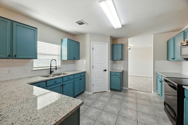 Building Photo - 3933 Brook Hollow Dr