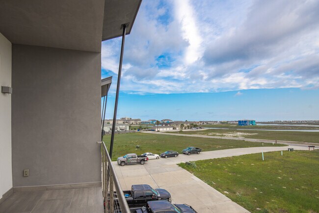 Building Photo - 14836 Granada Dr