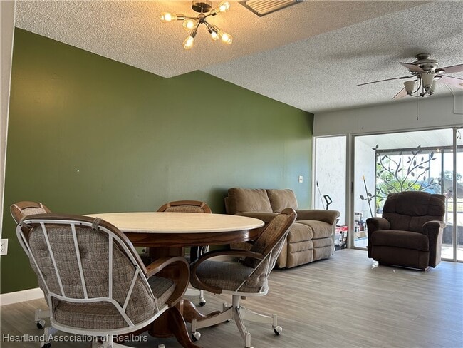 Building Photo - 2016 Lakeview Dr