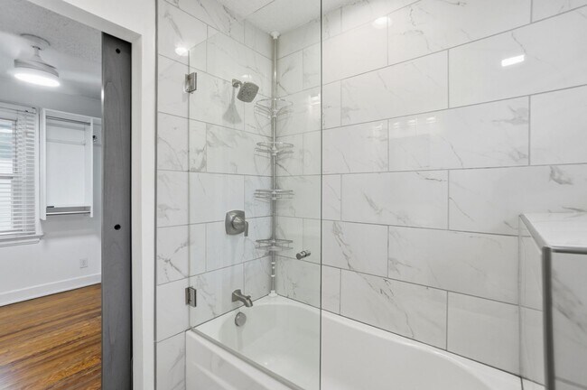 Building Photo - 2 Bed 2 Bath in Oakley!