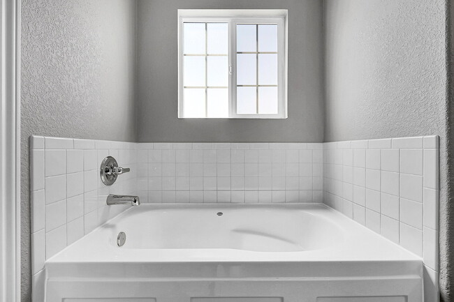 Building Photo - $2,595 - 3 Bed, 3 Bath Townhome in Aurora ...