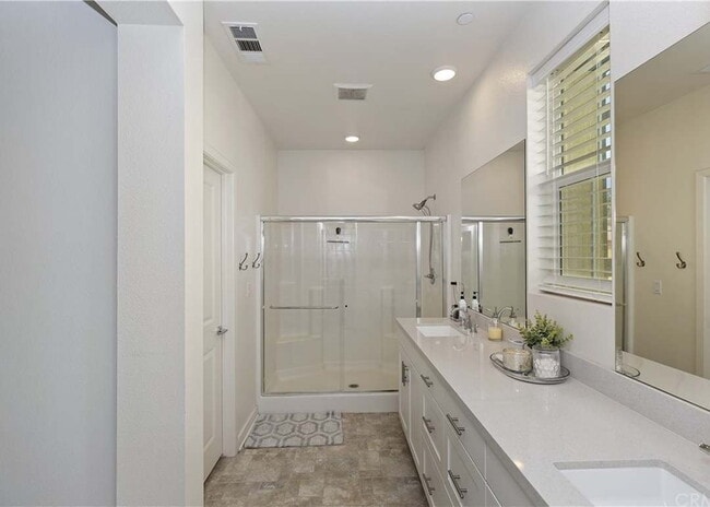Building Photo - $500 OFF MOVE IN - Must take possession within 14 days.  Located in the desirable Vista Bella com...