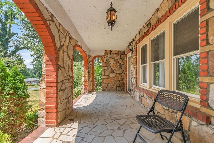 Building Photo - 1688 Overhill Rd