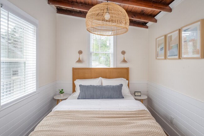 Building Photo - Maupas Newly Renovated Furnished Townhouse