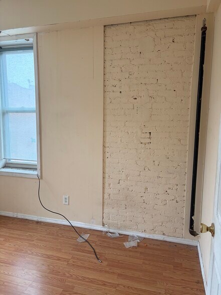 Building Photo - 623 Wilson Ave