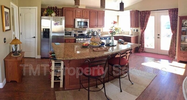 Building Photo - 1877 Templeton Rd