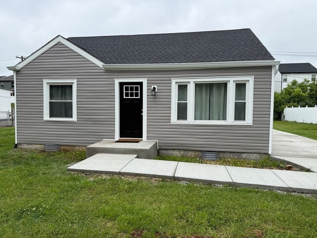 Building Photo - 2 Bedroom 1 Bath Home For Rent Near Madison Street!