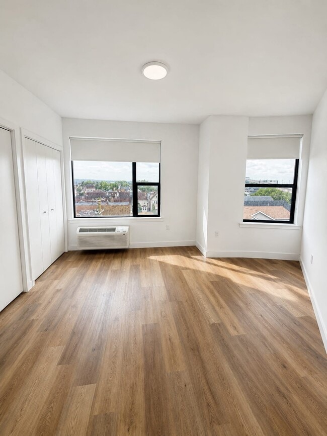 Building Photo - 175 W 7th St