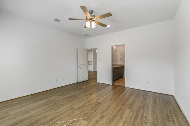 Building Photo - 13610 Pine Dr