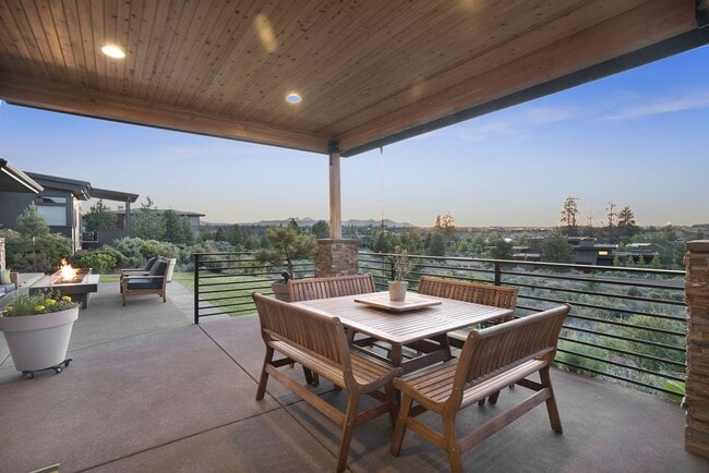 Building Photo - Beautiful home in the gated community of Tetherow