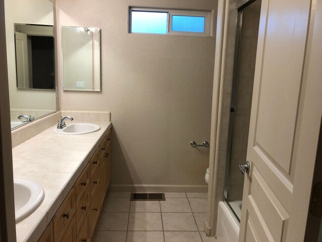 Building Photo - 1500 Scenic Dr