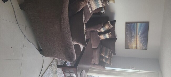 Building Photo - 625 Oaks Dr