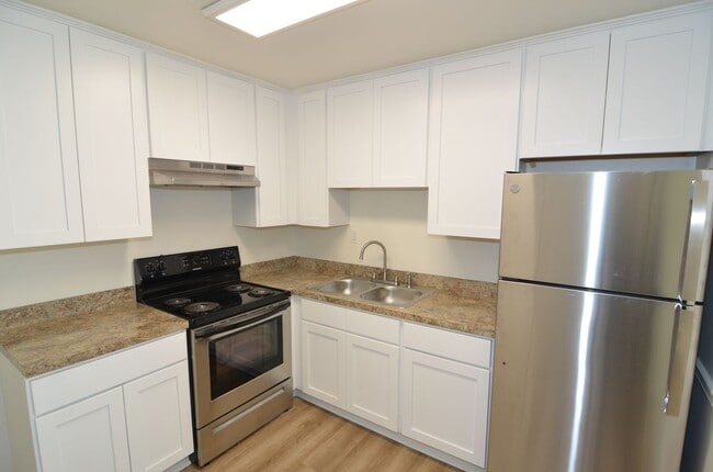 Building Photo - 1 Bedroom 2nd Floor Apartment