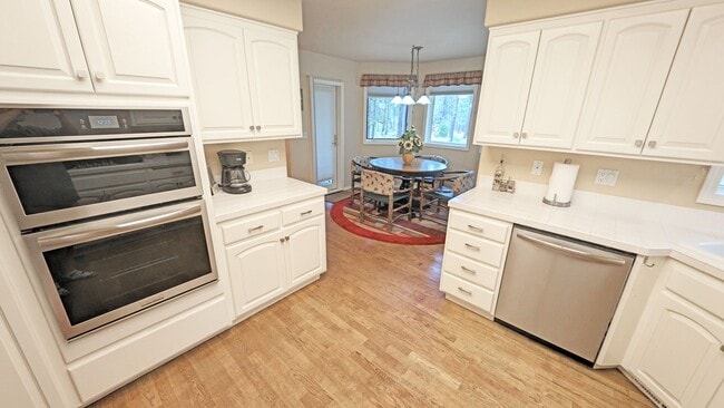 Building Photo - Furnished Sunriver 3 Bedroom Home Availabl...