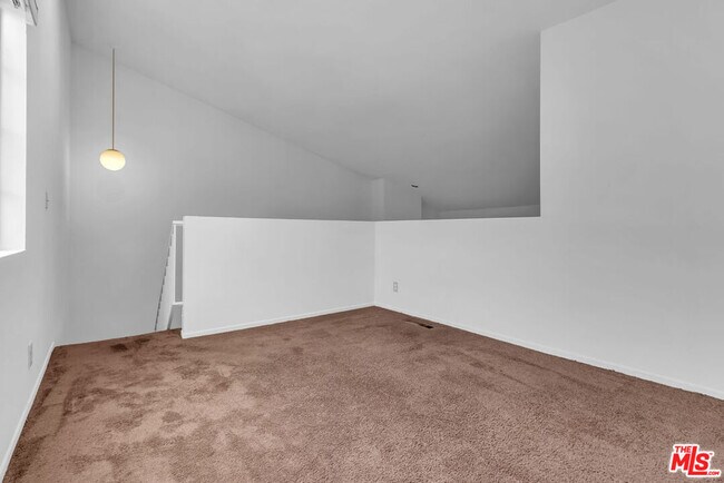 Building Photo - 607 N Rossmore Ave