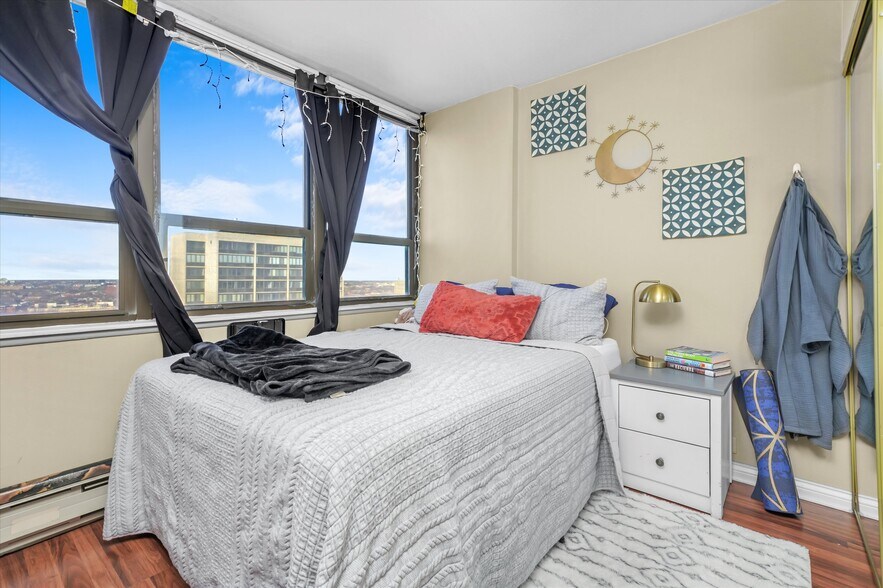 Building Photo - 2740 N Pine Grove Ave