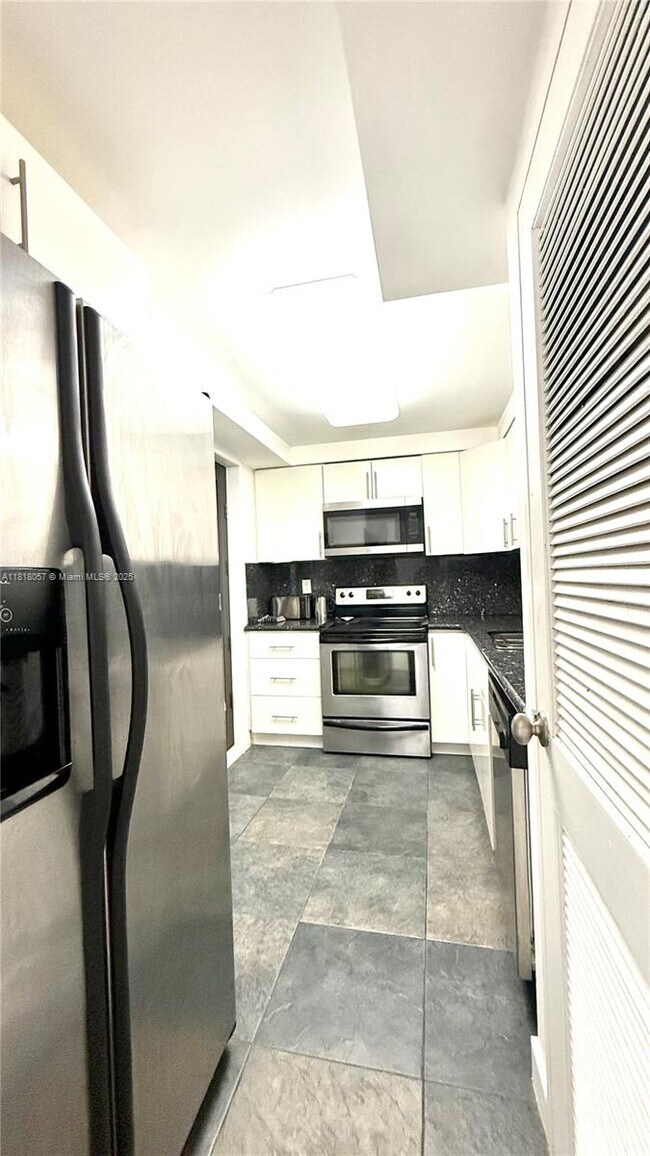 Building Photo - 301 Golden Isles Dr