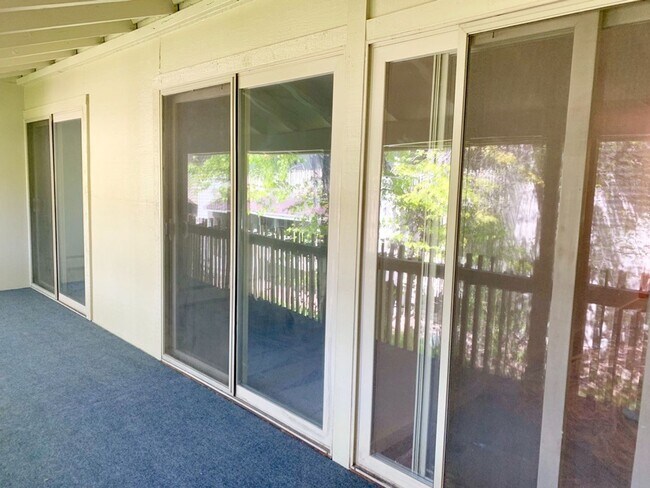 Building Photo - Beautiful 2 Bedroom Two Mile Creek Condo ; Remodeled and Updated right next to Rayback