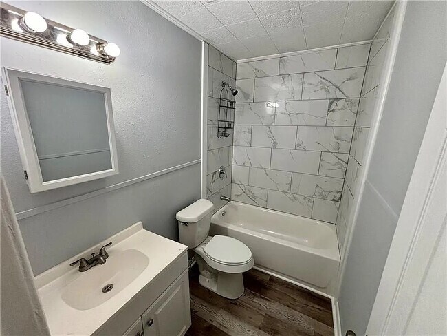 Building Photo - 466 Pinehill Dr