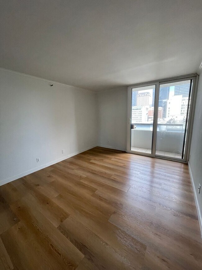 Building Photo - 600 W 9th St