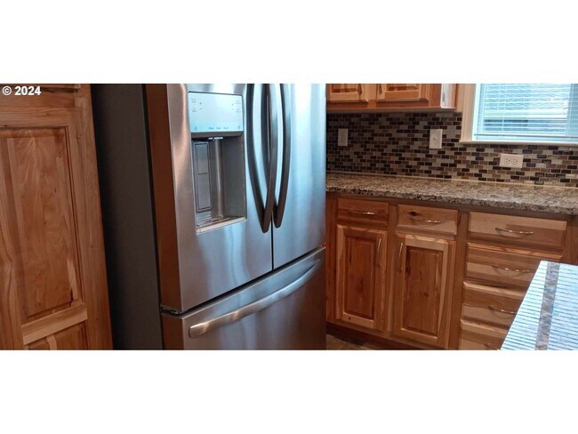 Building Photo - 348 N Falcon St