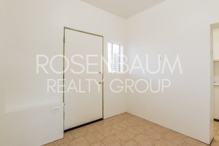 Building Photo - 2454 N Treat Ave