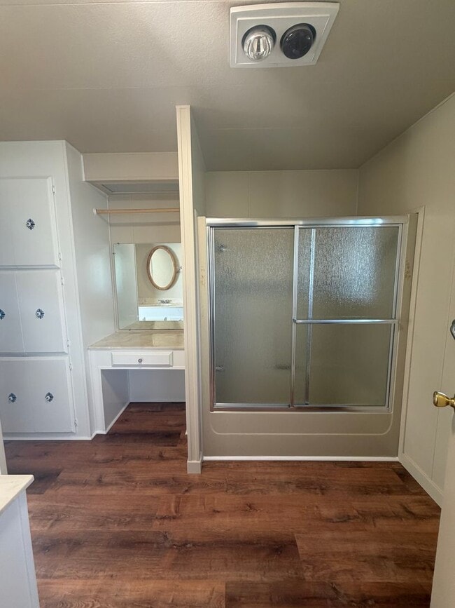 Building Photo - 3 Bedroom, 2.5 Bath - Three Bay garage