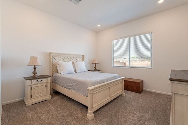 Building Photo - Bright & Spacious 4-Bed Home with 3-Car Ga...