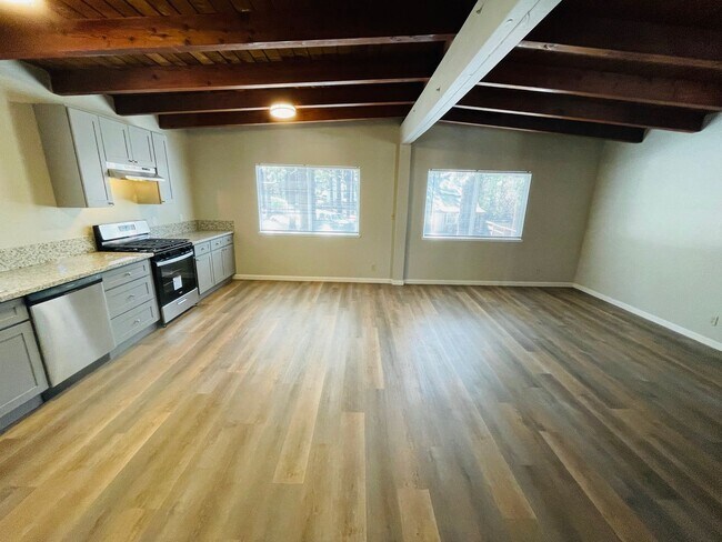 Building Photo - 2 bed 1 bath unit for rent in South Lake Tahoe