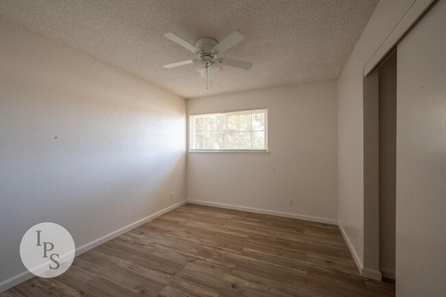 Building Photo - Kerman Westside Large 3 Bedroom Home, Bran...