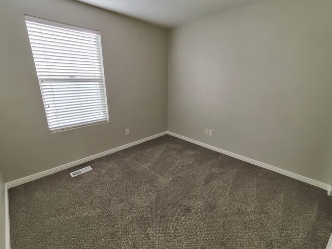 Building Photo - Spectacular 3-Bedroom Draper Townhouse with Garage