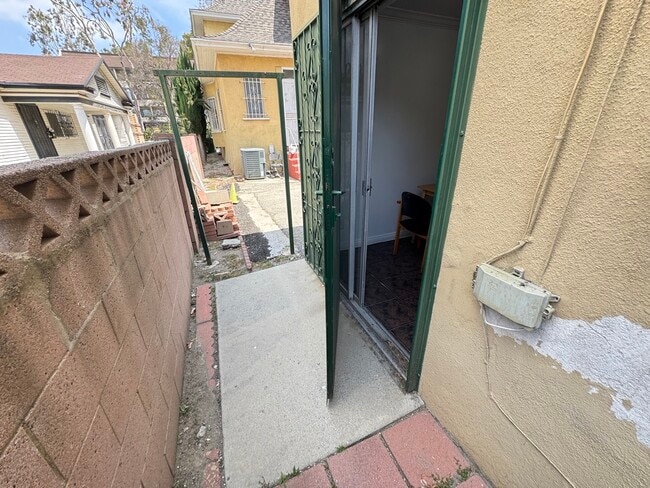 Building Photo - 1126 W 37th Pl