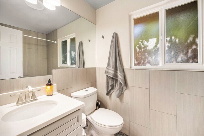 Building Photo - Updated 2 Bed 1 Bath Townhome in Clayton Neighborhood