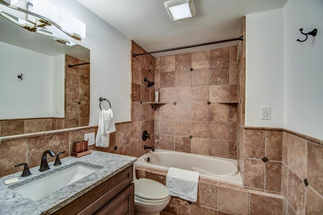 Building Photo - 8420 E Keim Dr