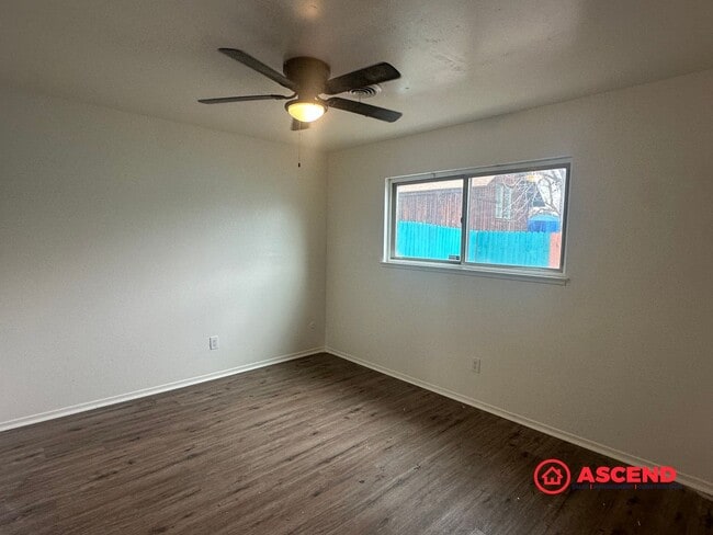 Building Photo - Stunning 4 Bedroom Home Near Shopping Center!