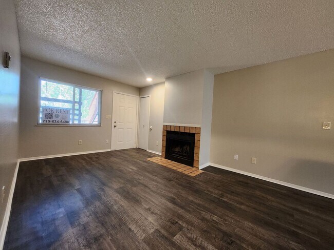 Building Photo - 2922 Straus Ln