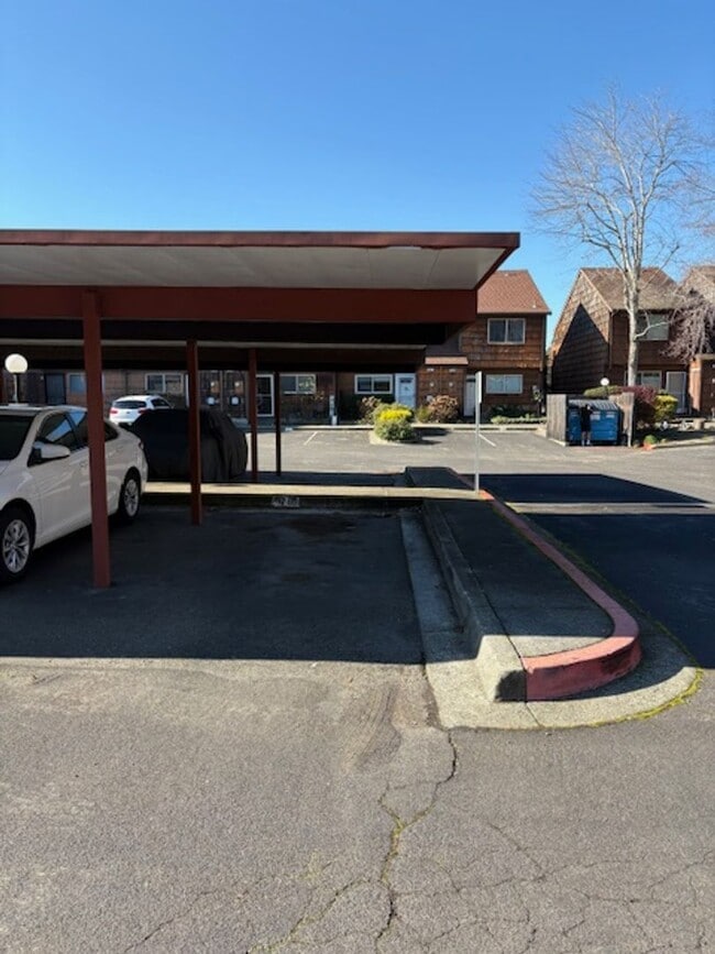 Building Photo - Beautiful 2-bedroom, 1.5-bath Townhome in the heart of Rohnert Park