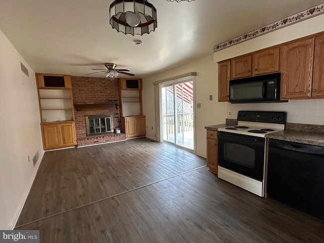 Building Photo - 25 Green Meadow Ct