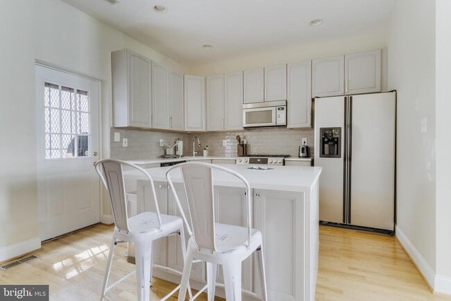 Building Photo - 330 11th St SE