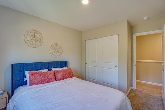Building Photo - NEWER THREE BEDROOM IN ORCHARDS