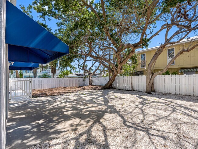 Building Photo - $500 OFF FIRST MONTHS RENT!