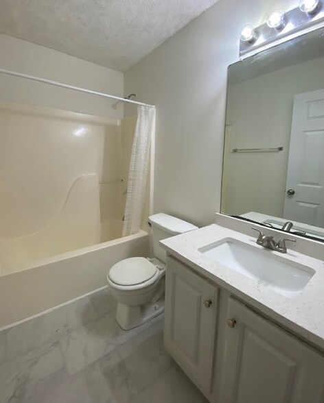 Building Photo - 120 Vivian Loop