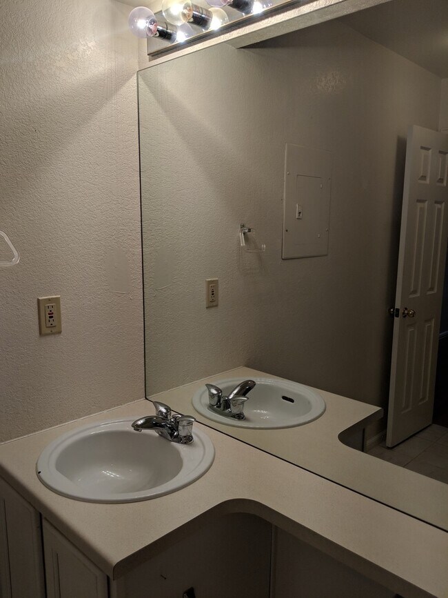Building Photo - Englewood/DTC Ground Floor 2 Bedroom 2 Bath Condo For Rent - Great Location and Amenities