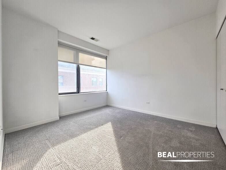 Building Photo - 548 W Webster Ave