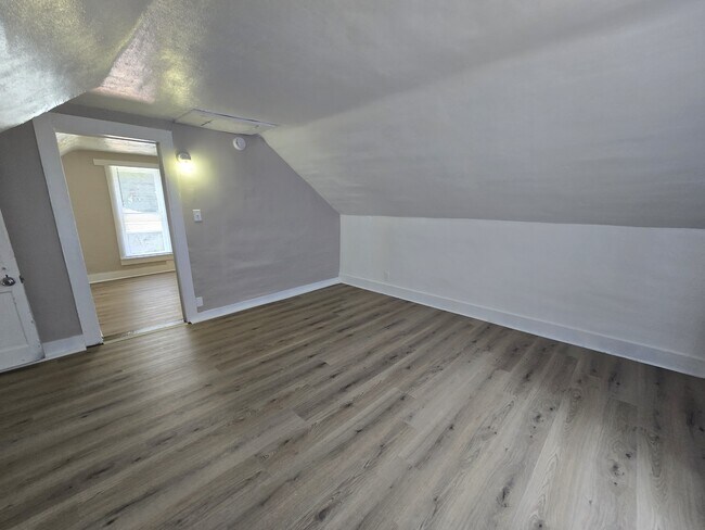 Building Photo - 740 W 11th St